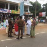 நல்லூரில் பொலிஸாருக்கும் மக்களுக்கும் இடையில் முறுகல்!!