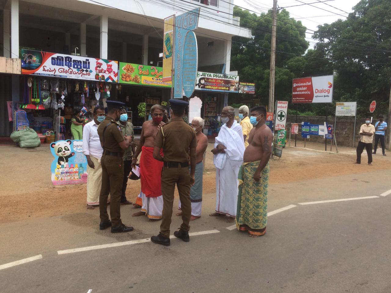 நல்லூரில் பொலிஸாருக்கும் மக்களுக்கும் இடையில் முறுகல்!!