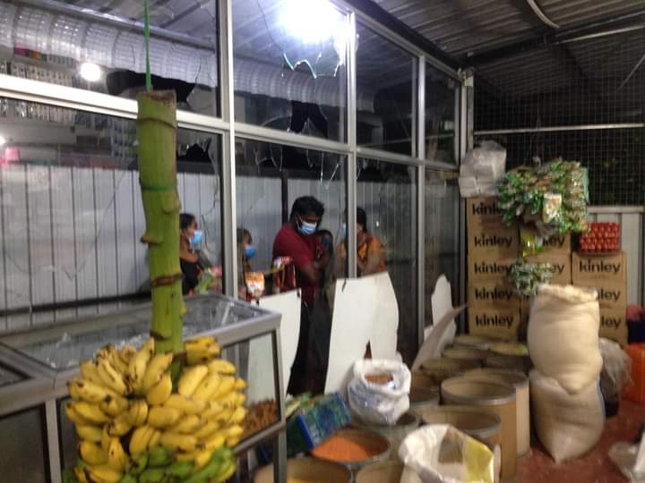 வர்த்தக நிலையத்துக்குள் பெற்றோல் குண்டு வீச்சு!!