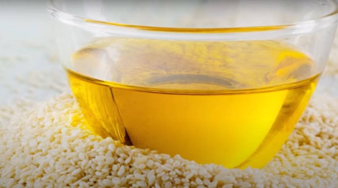 நன்மைகளை அள்ளி வழங்கும் நல்லெண்ணெய்