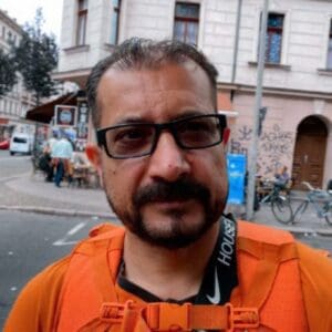 பீட்சா டெலிவரி செய்யும் முன்னாள் அமைச்சர்! - வைரலாகும் புகைப்படம் 3 syed ahmad shah