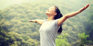 உடல் ஆரோக்கியம் பெற ரகசிய குறிப்புக்கள் 11 young asian woman breathing fresh air in sprijhgjghj