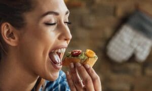 young woman eating 78567