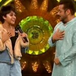 1633784845 1633783084 Yohani with Salman Khan at BIGG BOSS L copy 1280x853