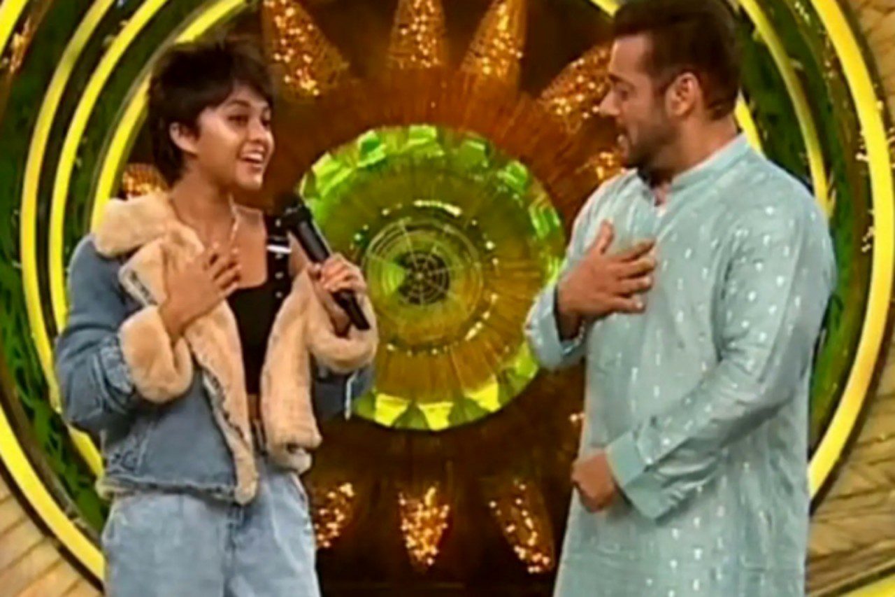 1633784845 1633783084 Yohani with Salman Khan at BIGG