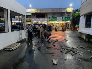 வவுனியாவில் கடும் காற்று: தூக்கி வீசப்பட்ட கூரைகள்! 3 vavuniya