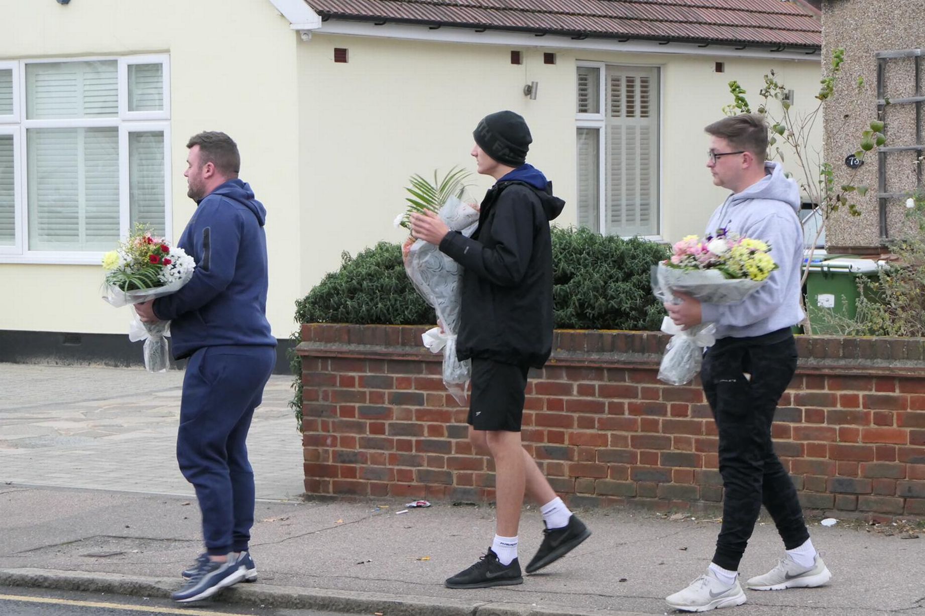 தீயில் கருகிய தமிழ் குடும்பம் -பரிதாபமாக 4 பேர் சாவு!! 4 3