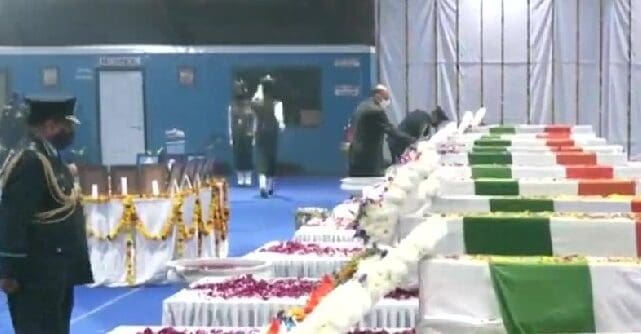 நரேந்திர மோடி மரியாதை செலுத்தினார். e1639100779969