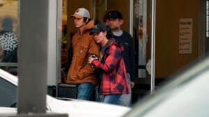 அமெரிக்க பாடசாலையொன்றில் துப்பாக்கிச் சூடு - 3 மாணவர்கள் பலி!!! 3 211130160344 03 oxford school shooting 1130 exlarge 169