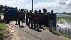 சட்டவிரோதமாக மணல் ஏற்றிவந்த கன்ரர் ரக வாகனம் விபத்து!! 3 Accident 002