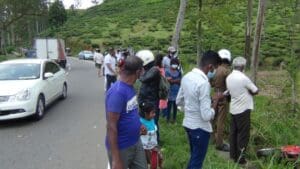 சாரதி பயிற்றுவிப்பின் போது விபத்து: பள்ளத்தில் பாய்ந்த ஆட்டோ (படங்கள்) 5 Accident 02