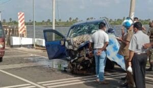 வல்லை பாலத்தில் விபத்துக்குள்ளான கப் ரக வாகனம் 5 Accident 1 1