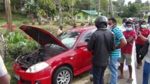 சாரதி பயிற்றுவிப்பின் போது விபத்து: பள்ளத்தில் பாய்ந்த ஆட்டோ (படங்கள்) 4 Accident