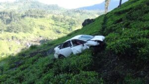 மதுபானம் அருந்திய சாரதி: 100 அடி பள்ளத்தில் பாய்ந்த கார் (படங்கள்) 4 Thalavakkalai Accident 01