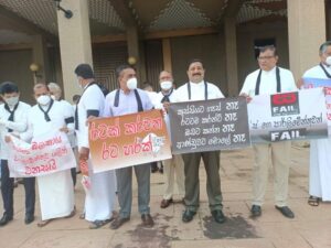 நாடாளுமன்ற அமர்வைப் புறக்கணித்து போராட்டத்தில் ஐ.ம.ச (படங்கள்) 7 protest 02