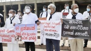 நாடாளுமன்ற அமர்வைப் புறக்கணித்து போராட்டத்தில் ஐ.ம.ச (படங்கள்) 5 protest 04