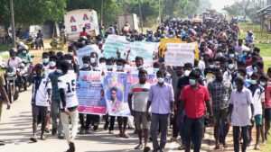 பரந்தன் இளைஞன் படுகொலை: சடலத்துடன் போராடிய மக்கள் (படங்கள்) 13 Paranthan Protest01