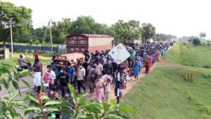 பரந்தன் இளைஞன் படுகொலை: சடலத்துடன் போராடிய மக்கள் (படங்கள்) 8 Paranthan Protest03