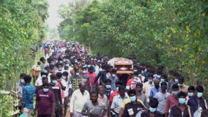 பரந்தன் இளைஞன் படுகொலை: சடலத்துடன் போராடிய மக்கள் (படங்கள்) 9 Paranthan Protest04