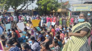 பரந்தன் இளைஞன் படுகொலை: சடலத்துடன் போராடிய மக்கள் (படங்கள்) 10 Paranthan Protest05