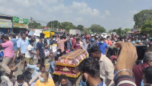 பரந்தன் இளைஞன் படுகொலை: சடலத்துடன் போராடிய மக்கள் (படங்கள்) 12 Paranthan Protest06