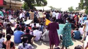 பரந்தன் இளைஞன் படுகொலை: சடலத்துடன் போராடிய மக்கள் (படங்கள்) 11 Paranthan Protest07