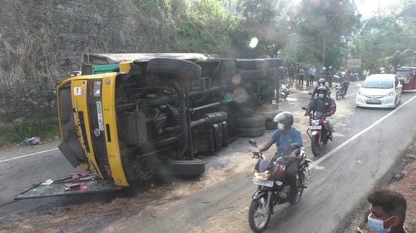 பஸ் மோதி பாரவூர்தி தடம் புரண்டது!! 3 image 0fd9f0c46b