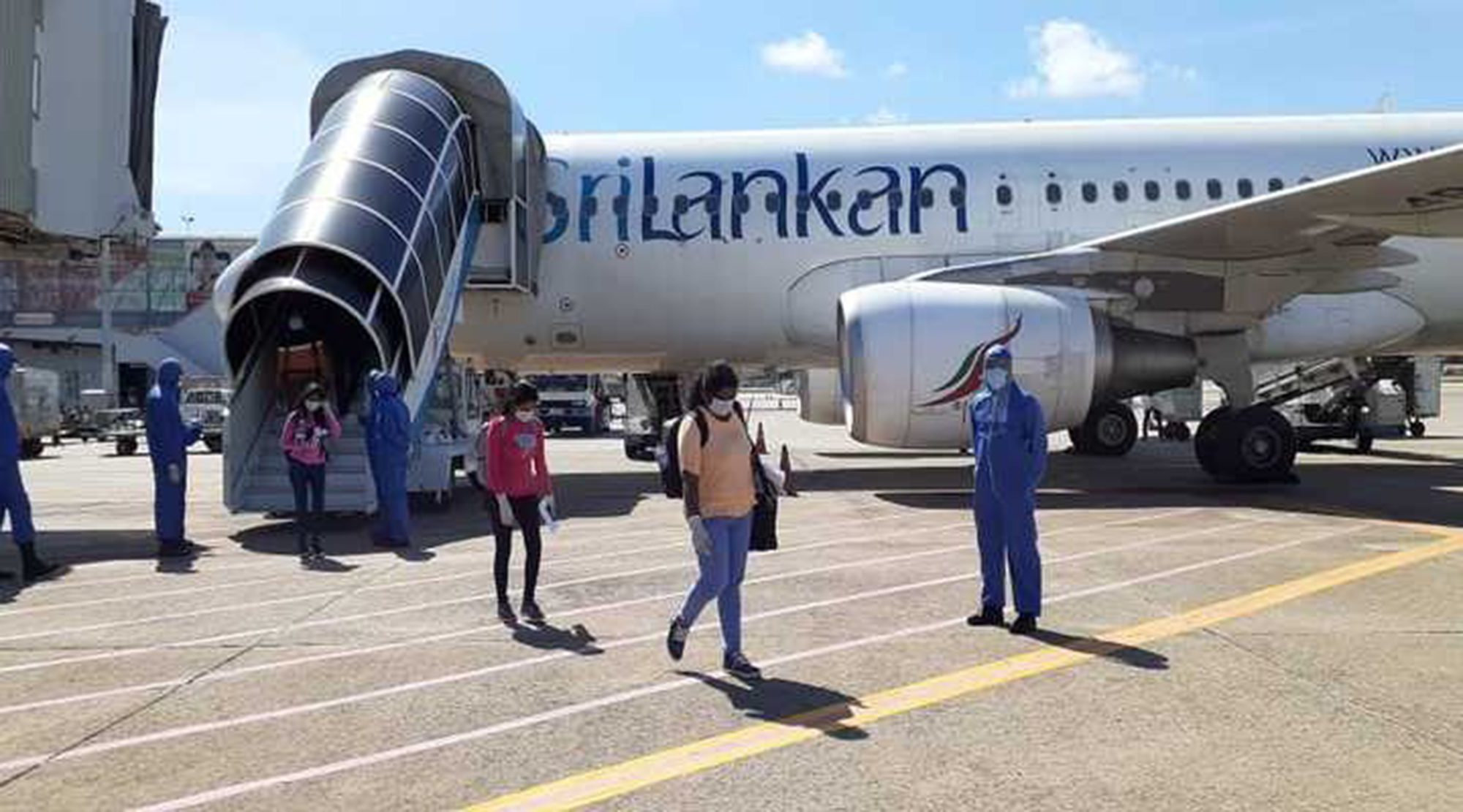 நாடு திரும்பினர் 8