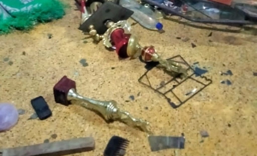 வீடு புகுந்து தாக்குதல்