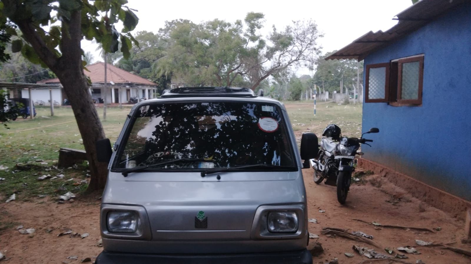 வானில் வந்து ஆலயத்தில் சங்கிலி அறுப்பு!