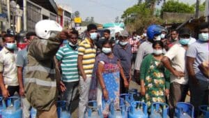 கூடுதல் விலைக்கு சமையல் எரிவாயு விற்பனை! - போராட்டத்தில் குதித்த மக்கள் 4 WhatsApp Image 2022 03 24 at 10.53.18 AM