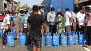 கூடுதல் விலைக்கு சமையல் எரிவாயு விற்பனை! - போராட்டத்தில் குதித்த மக்கள் 5 WhatsApp Image 2022 03 24 at 10.53.19 AM