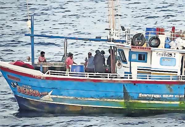 படகில் போதைப்பொருட்களுடன் 6 பேர் கைது