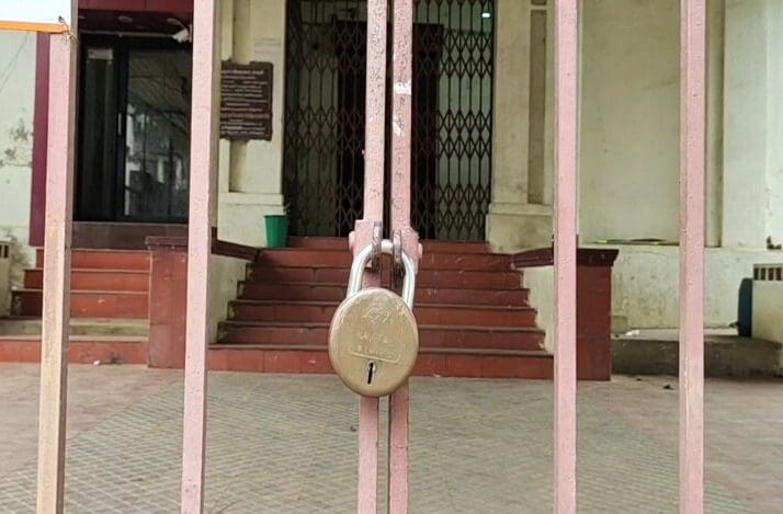 வங்கிகளும் இன்று மூடல்! 1 வங்கிகளும் இன்று மூடல் e1651119196844