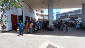 புத்தாண்டிலும் மக்கள் எரிபொருளுக்காக வரிசையில்! 11 20220413 112037