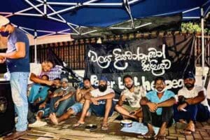 பிரதமர் இல்லம் முன்பு முளைத்தது ‘மைனாகோகம" 3 WhatsApp Image 2022 04 26 at 1.21.01 PM