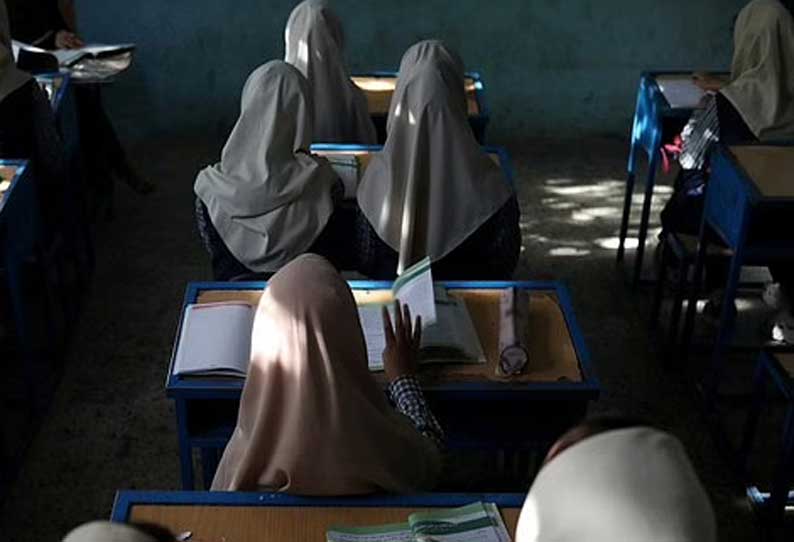 ஆப்கானிஸ்தானில் மாணவிகள் ஹிஜாப் அணியாததால் பள்ளியை மூடிய தலீபான்கள்