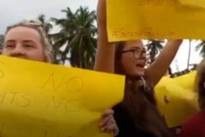 கோட்டா அரசுக்கு எதிராக வெளிநாட்டு சுற்றுலாப் பயணிகளும் ஆர்ப்பாட்டம்