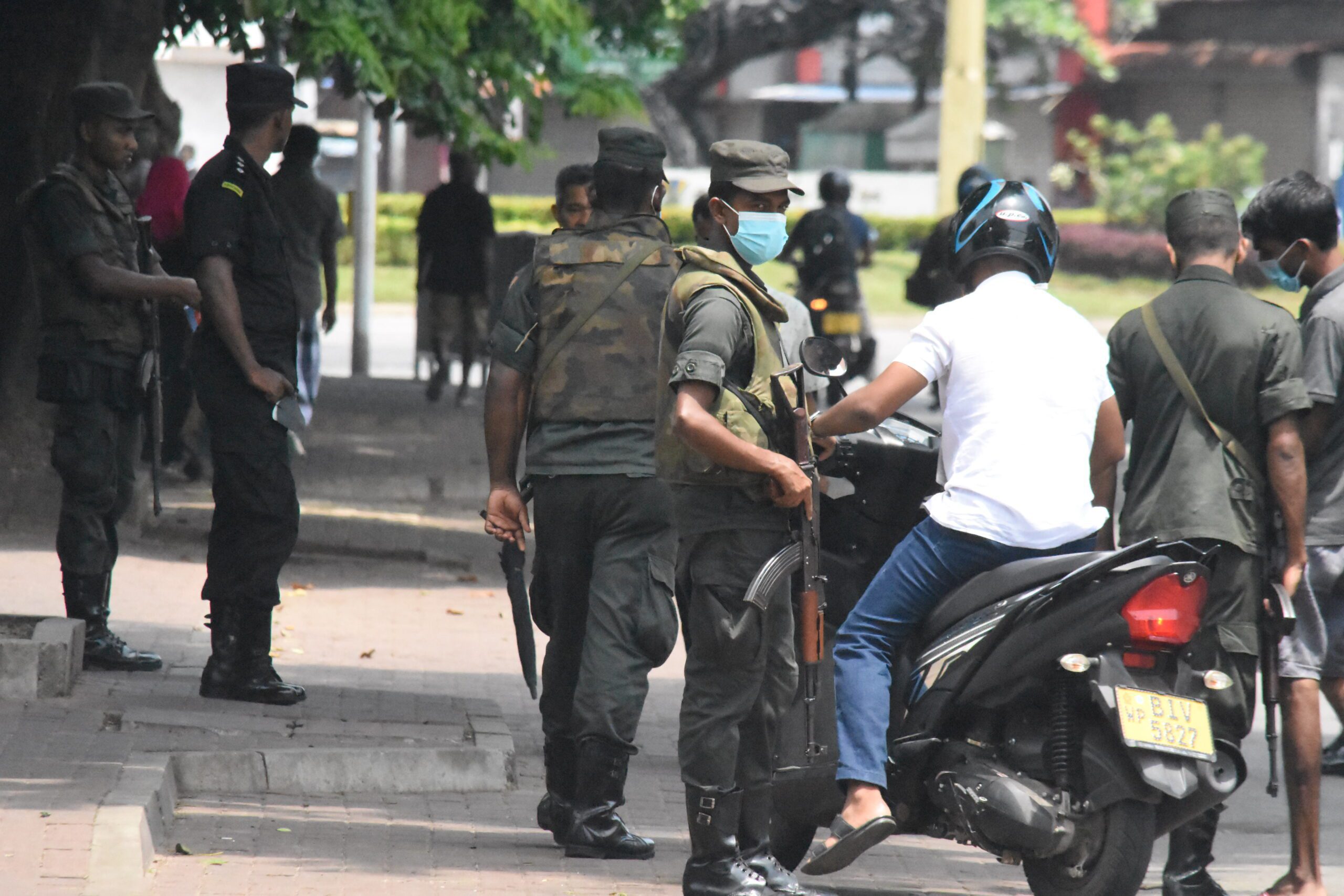 வீதியெங்கும் இராணுவம் குவிப்பு! - இராணுவ மயமாகிறதா நாடு? 1 இராணுவம்