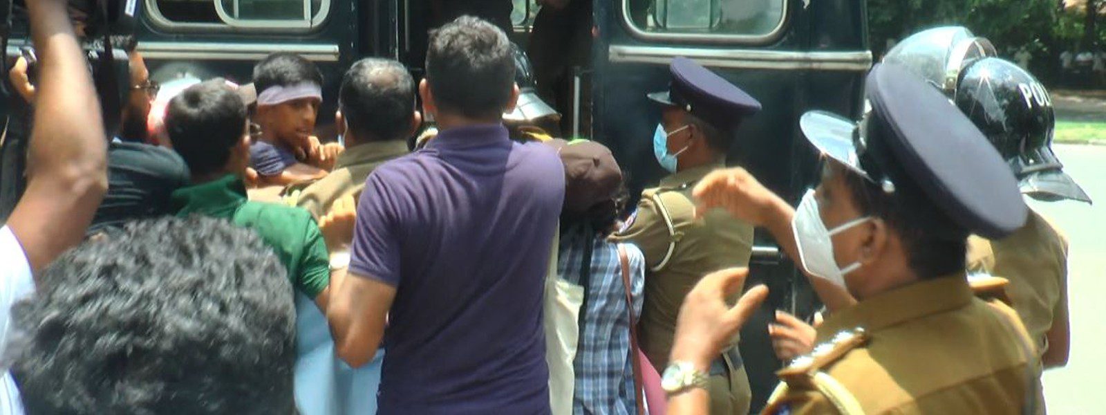 இளைஞர் யுவதிகள் 12 பேர் கைது