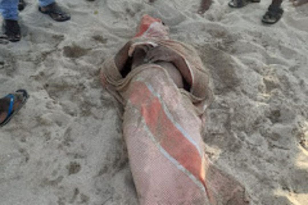 கரையொதுங்கியது இளைஞரின் சடலம்! 1 கரையொதுங்கியது இளைஞரின் சடலம் 1