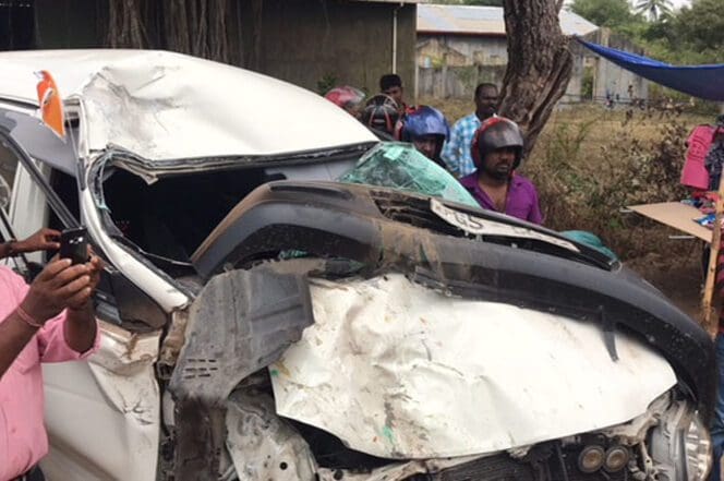 ஜீப்புடன் மோதியது ரயில்! - 6 பேர் படுகாயம் 1 ஜீப்புடன் மோதியது ரயில் 6 பேர் படுகாயம் e1653132172123