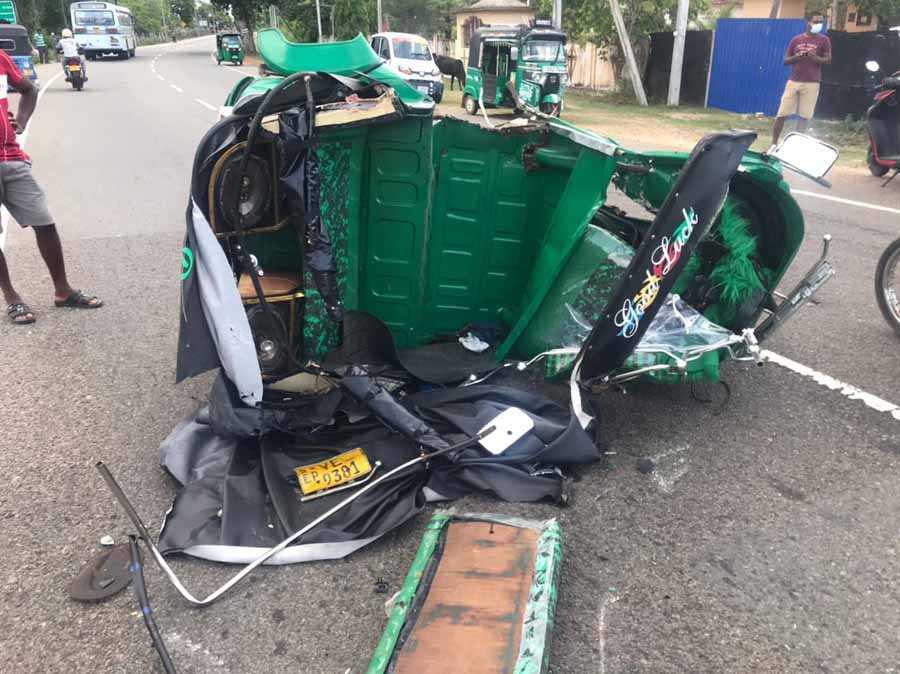 பஸ்ஸுடன் மோதியது ஓட்டோ! - மூவர் பரிதாபச் சாவு 1 பஸ்ஸுடன் மோதியது ஓட்டோ