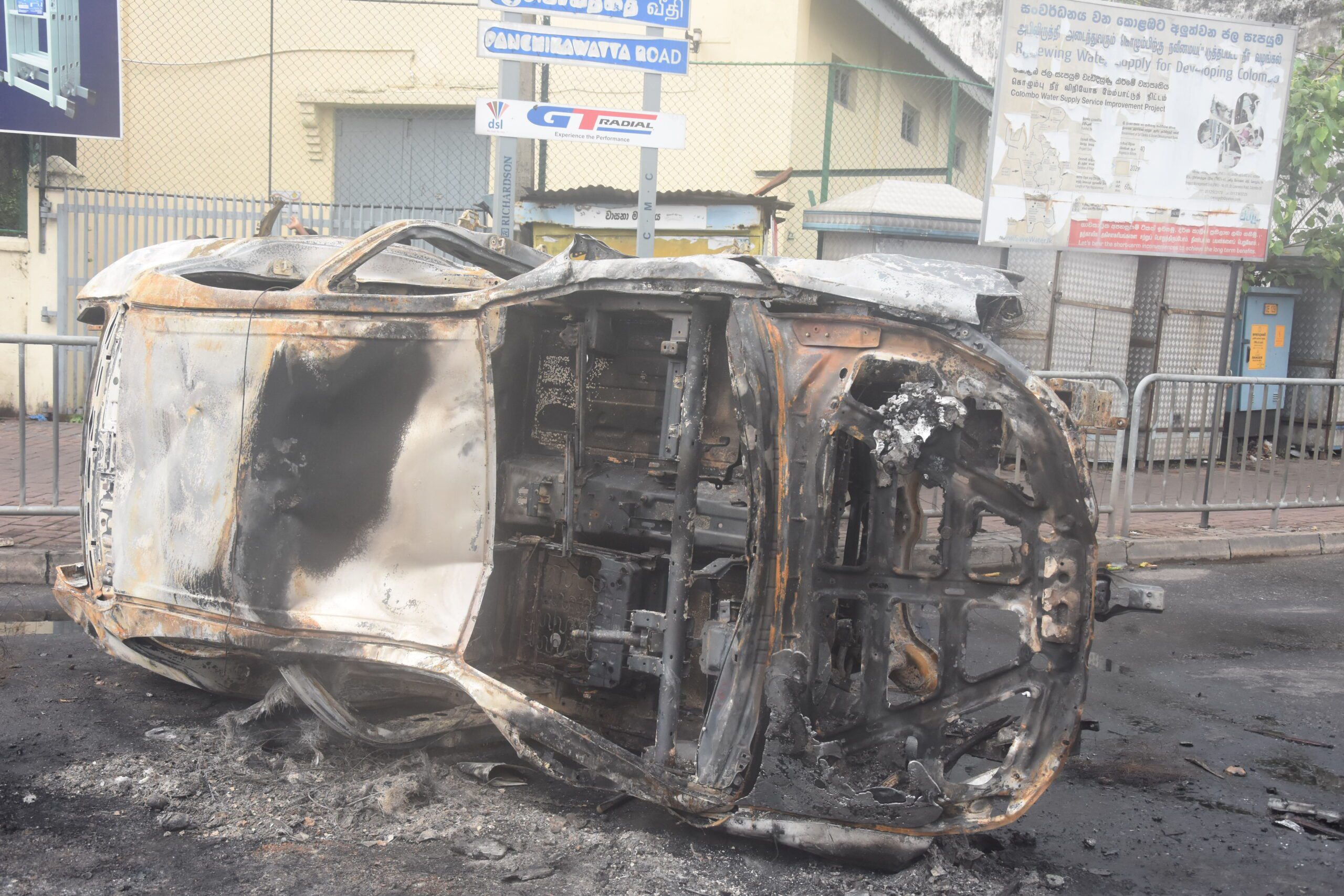 பஞ்சிகாவத்தையில் பொலிஸ் வாகனங்கள் அடித்து உடைத்து எரிப்பு! 7 2 3 scaled