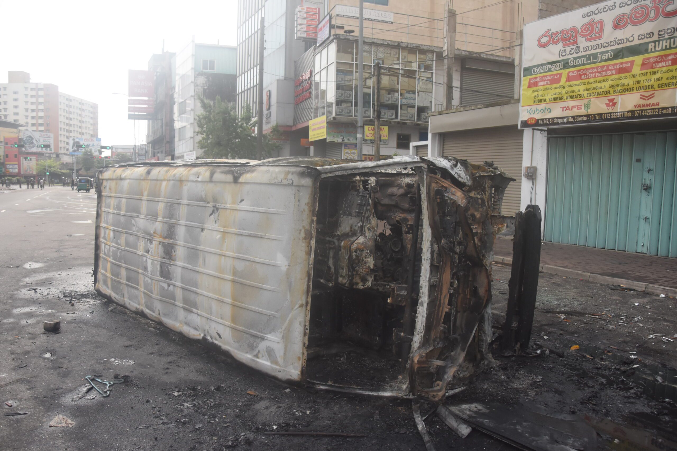 பஞ்சிகாவத்தையில் பொலிஸ் வாகனங்கள் அடித்து உடைத்து எரிப்பு! 8 3 3 scaled