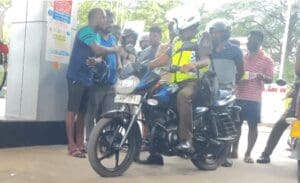 யாழில் எரிபொருள்நிரப்பு நிலையத்தில் குழப்பம் - விநியோகத்துக்கு பொலிஸாரால் தடை! 5 32 1