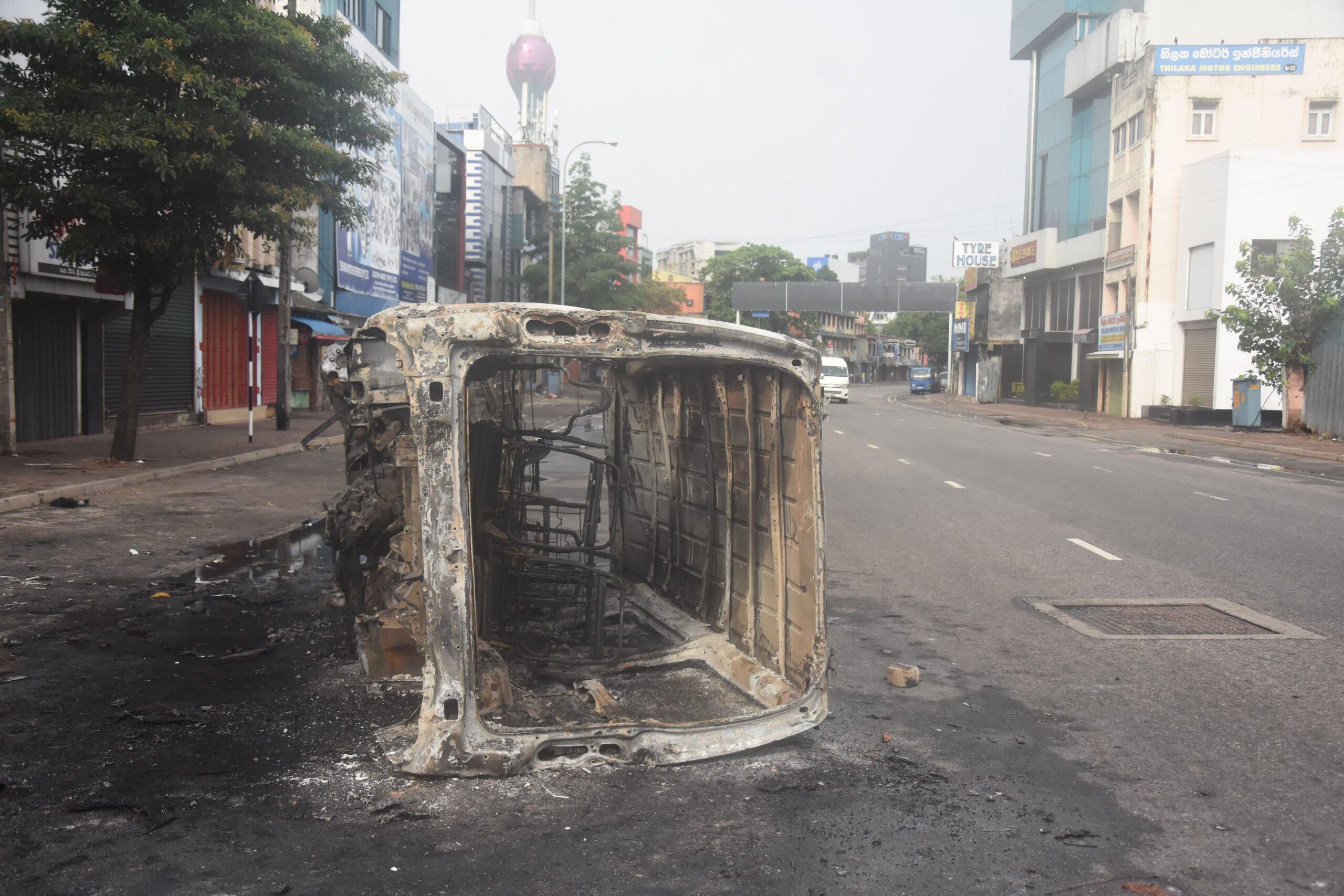 பஞ்சிகாவத்தையில் பொலிஸ் வாகனங்கள் அடித்து உடைத்து எரிப்பு! 9 4 3 scaled