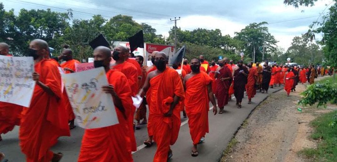 கொழும்பில் பிக்கு மாணவர்கள் பெரும் போராட்டம் 1