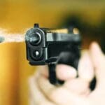 துப்பாக்கிச்சூட்டில் 1 1