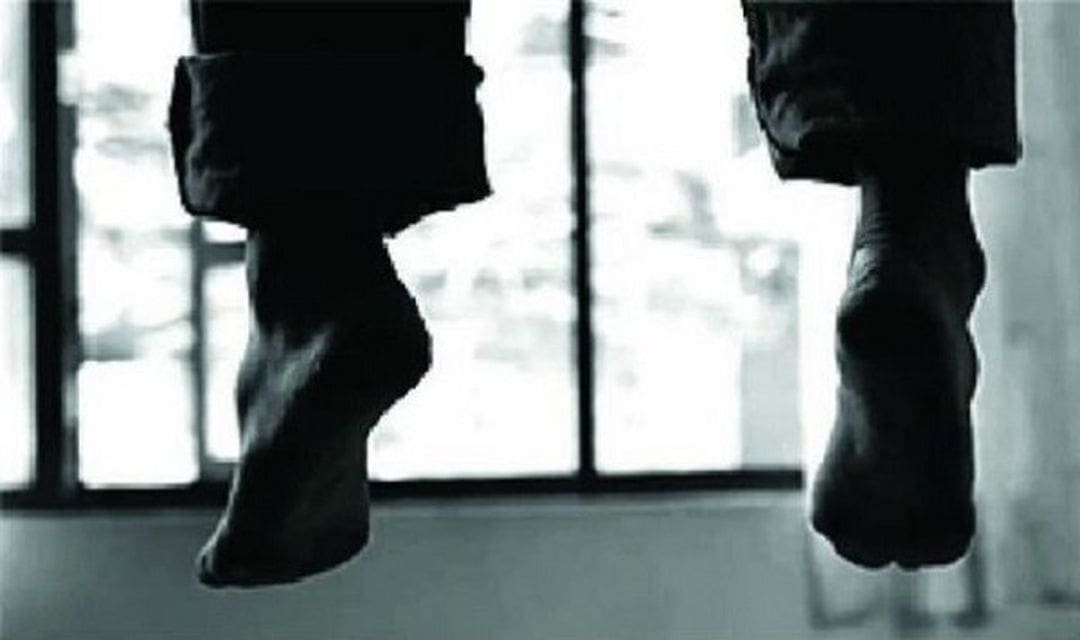 தூக்கில் தொங்கியவாறு சடலமாக மீட்பு 1